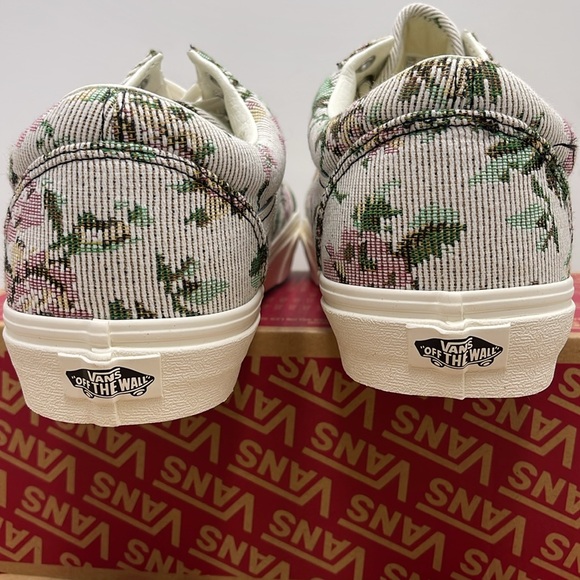 Vans Men’s Old Skool Tapestry Floral Marshmallow 
VN000CP5CCZ
Sneakers - Picture 13 of 16